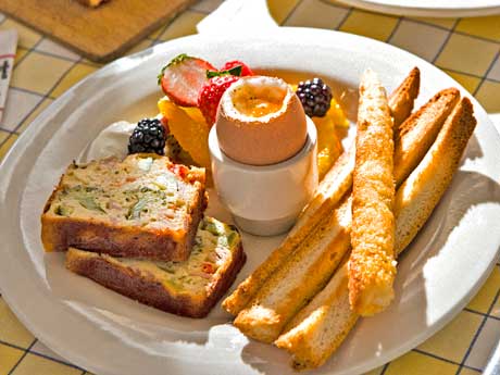 半熟卵に焼いた細いバゲットを付けて食べる「ムイエット」が中心のプレート（1,620円）