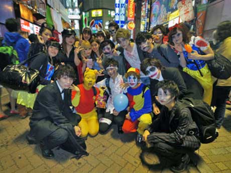 仮装した多くの若者が集まった昨年のハロウィーン