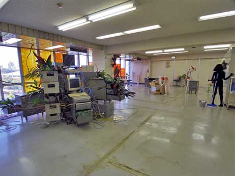 庁舎の備品を使った作品も並ぶ