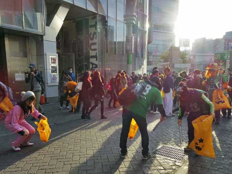 渋谷の各所でゴミを拾う人たちの姿が見られた