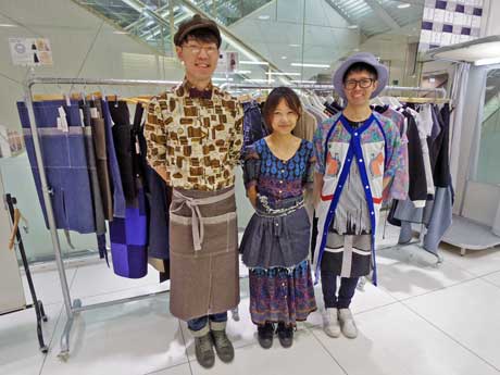 同ショップのプロジェクトリーダーであるファッションビジネス科バイヤー＆ショッププロデュースの橋本学ぶさん（2年、写真左）ら