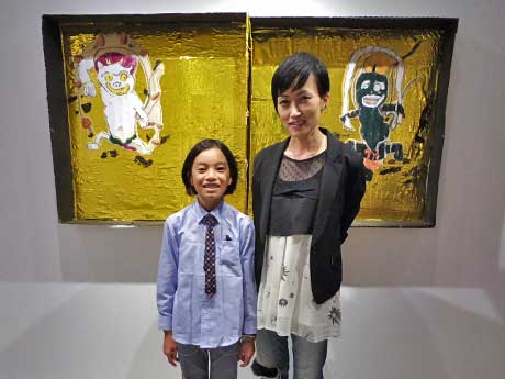 親子アートユニット「アーブル美術館」の（左から）藤原天馬くんと母親の晶子さん