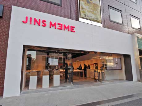 明治通りに面した店舗外観