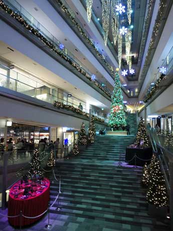 イルミネーションが点灯した表参道ヒルズの吹き抜け空間