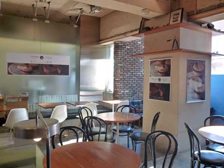 期間中はスイーツの写真などを展示する店内