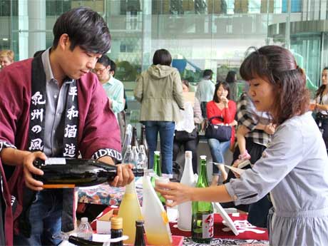 各地から蔵元が来場し日本酒を提供する（写真は過去に開催した際の写真）