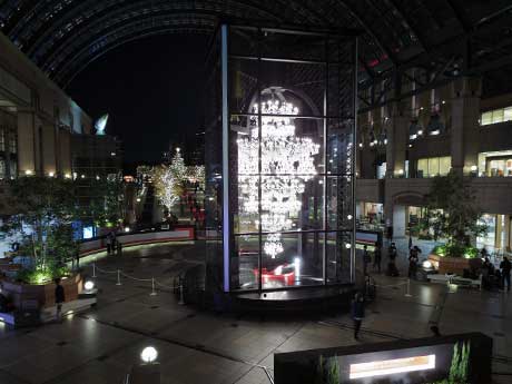 バカラのシャンデリアを中心としたイルミネーション