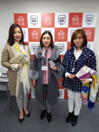 （写真左から）コートから小物までを詰める「社長編」「取締役編」「部長編」の3種類を用意する「女性管理職・応援福袋」の中身