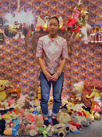 シャンデリアやラグマットなどぬいぐるみやおもちゃを使った作品を手掛けるキムさん