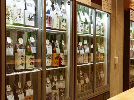 日本酒100以上をそろえる（写真は浅草店の様子）