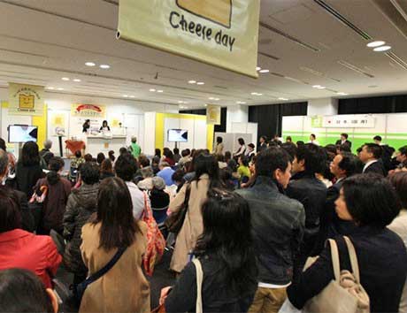 チーズの試食・販売やレシピ紹介などを行う（写真は過去開催時の様子）