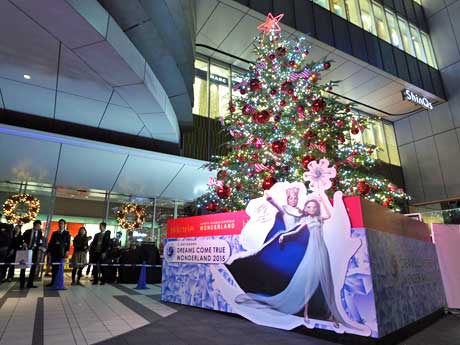 ドリカムとコラボしたツリーを中心にイルミネーションが点灯したヒカリエ