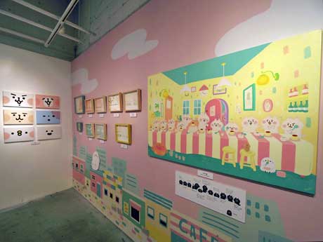 描き下ろしの大型作品「三時の団欒（だんらん）」（写真右）などを展示する場内