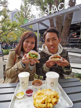 定番の「シャックバガー」やチーズのかかったポテトなどを注文したカップル