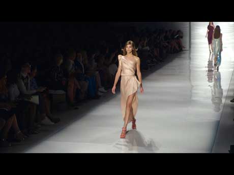 ファッション産業のこれまでの過程や現在を捉えて未来を考察する「ザ・トゥルー・コスト」より