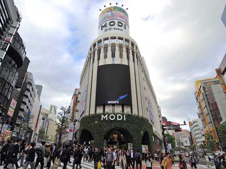 グリーンやデジタルサイネージなどを新設した店舗外観