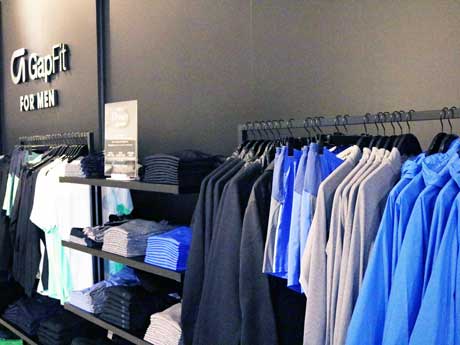 「ギャップフィット」メンズラインを集積する店内