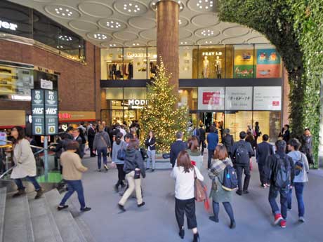 来館客でにぎわう店頭