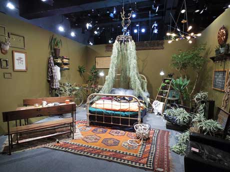 「ROOM I LIVE」と題したインスタレーション