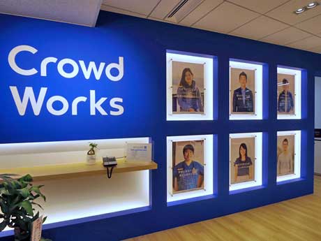 クラウドワーカーらの笑顔の写真を展示するエントランス