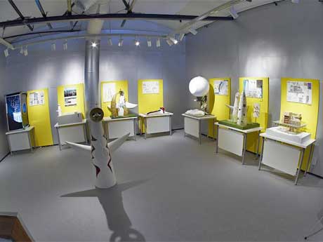 一次審査で選ばれた入選作品が並ぶ場内