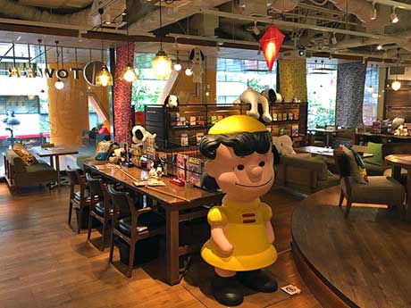 フィギュアやぬいぐるみなどを飾る店内&copy;2015 Peanuts Worldwide LLC