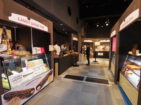 チョコレートを中心としたスイーツショップが並ぶ場内