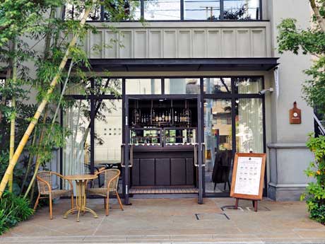 バーの営業時間外を活用した店舗の外観