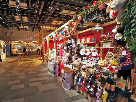 オーナメントなどに加え雑貨や食品などのブースが常時約20店舗並ぶ場内