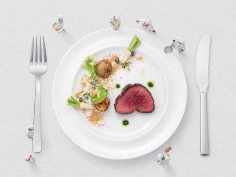 テーブルや白い皿に身長5センチの「小さなシェフ」が調理する映像をプロジェクションマッピングで投影する（写真はイメージ）