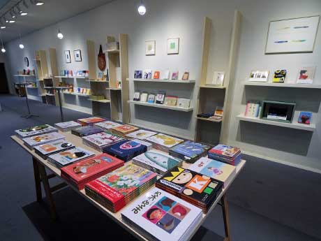 大人・子どもそれぞれに向けた絵本や詩集が並ぶ場内