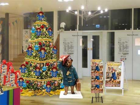 ぬいぐるみを飾り付けたツリーや銅像のイメージ