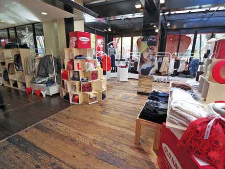 ホリデーコレクションの商品をそろえる店内