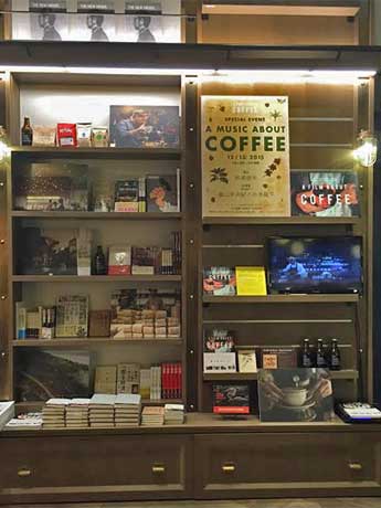コーヒーにまつわる書籍を集積したコーナー