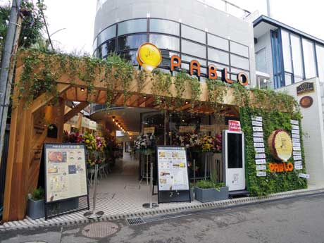 表参道から1本入った路地に構える店舗の外観