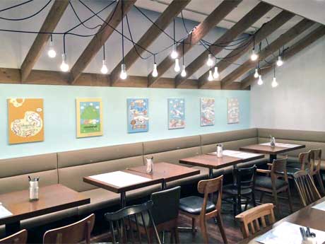 キャラクターのイラストをパネルで展示したり雲のオブジェを天井からつるしたりして世界観を表現している