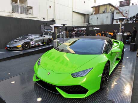 「LP610-4スパイダー」（手前、3,267万円）など4台を展示する会場