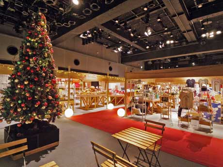 ニコライ・バーグマンさんが監修したツリーを展示する場内