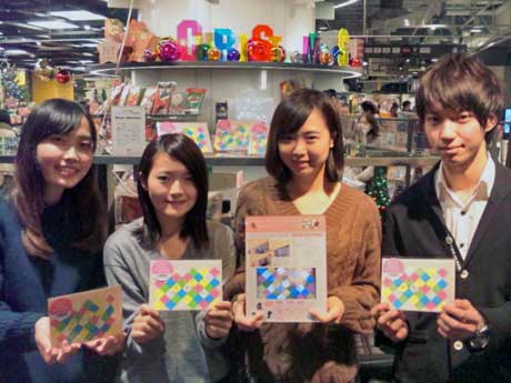 開発に協力した青山学院大学の（左から）中村有里さん・長野恭子さん・川島千佳さん・片山舜太さん