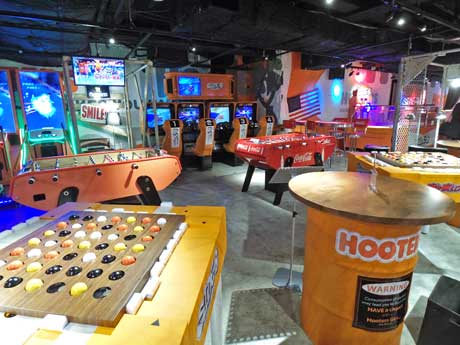 テーブルサッカーやスキー体感ゲームなどを設置するバー内