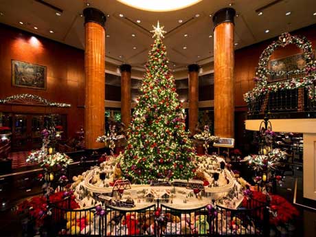 パープルやバーガンディレッド、プラチナをメーンにしたオーナメントを装飾する館内