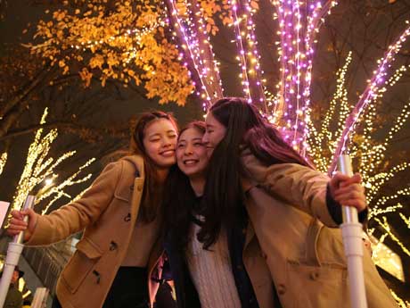 密着度などから「仲良し度」を診断して背後のケヤキのLED電球の色が変わる