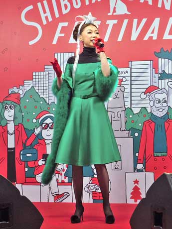 「東京は夜の七時」などを披露した野宮真貴さん