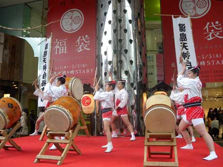 1日〜2日には湯島天神白梅太鼓の演舞が披露される（写真は今年の様子）