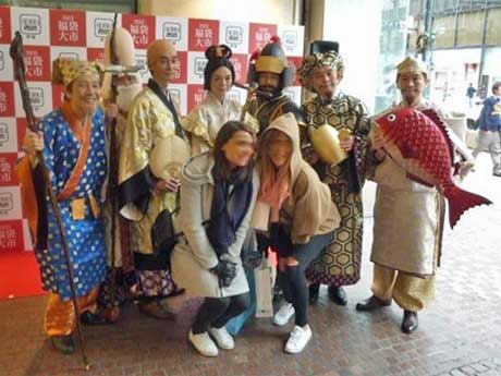 社員が扮した七福神が来店客を出迎える（写真は今年の様子）
