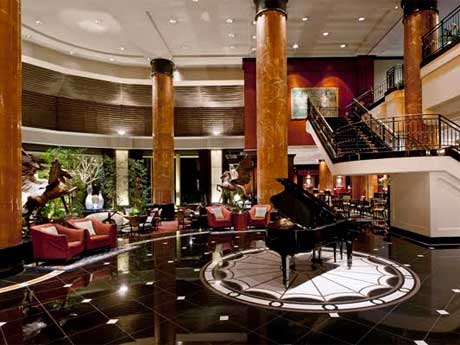 餅つきを行う1階ロビー