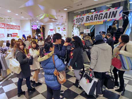 多くの来館客でにぎわう館内