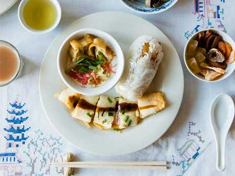 揚げパンのような「油条」や玉子焼き「ダンピン」、もち米のおにぎり「飯団」などのプレート（1,620円）