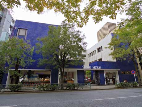 青いタイルが目を引く青山本店の外観