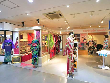 個性的な着物・振り袖や小物などがそろう売り場